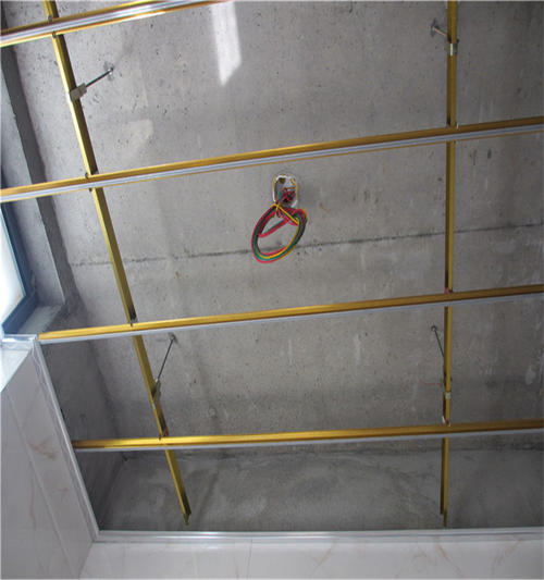 金色誘惑鋁扣板-白色鋁扣板內(nèi)側(cè)金色和-金色鋁扣板白色好還是